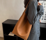 large capacity bag women's new style fashionable simple shoulder bag commuting to work soft leather bucket bag HZ1024