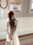 Gardenia White Tea can be worn with a white long-sleeved knitted dress HZ1024