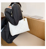 chain large capacity commuter shoulder bag HZ1024