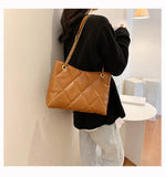 chain large capacity commuter shoulder bag HZ1024